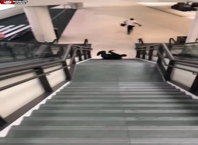 Video :A security guard uses the stairs as a shortcut while pursuing a robber